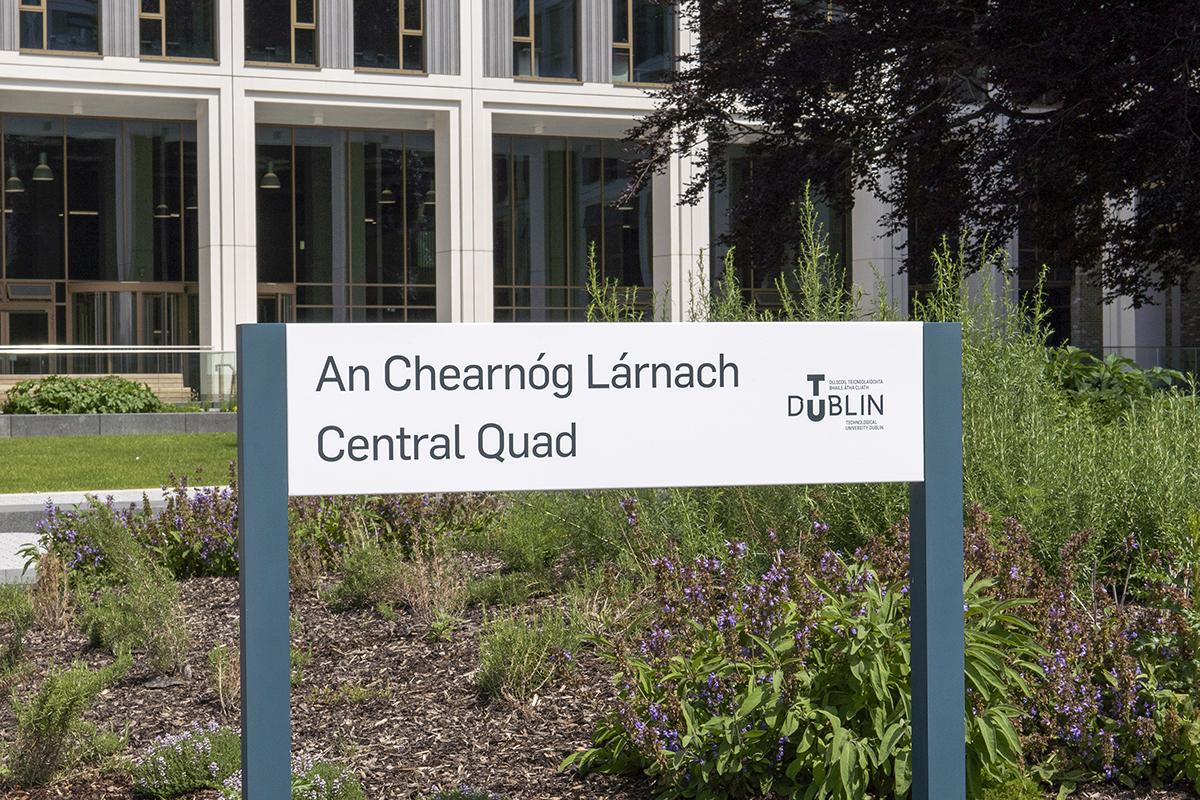 Central quad sign