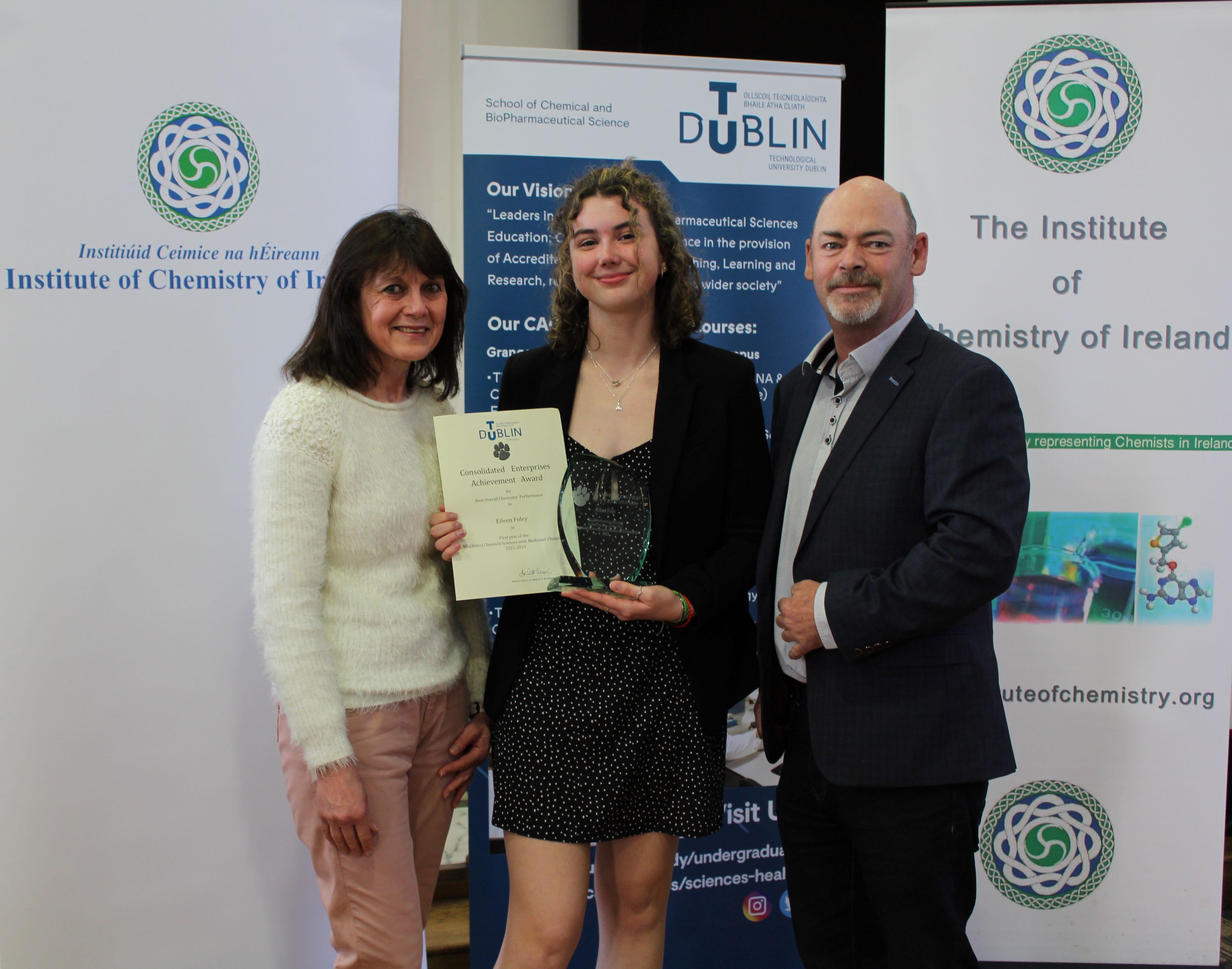 student accepting award.