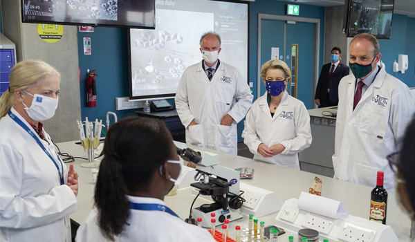 Image shows taoiseach and EU commissioner in Grangegorman science lab