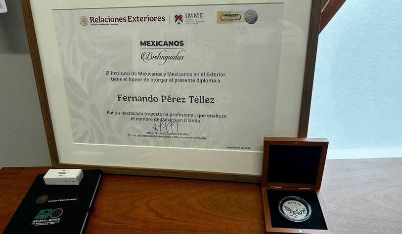 A photo of the Mexicanos Distinguidos” (Distinguished Mexicans) award