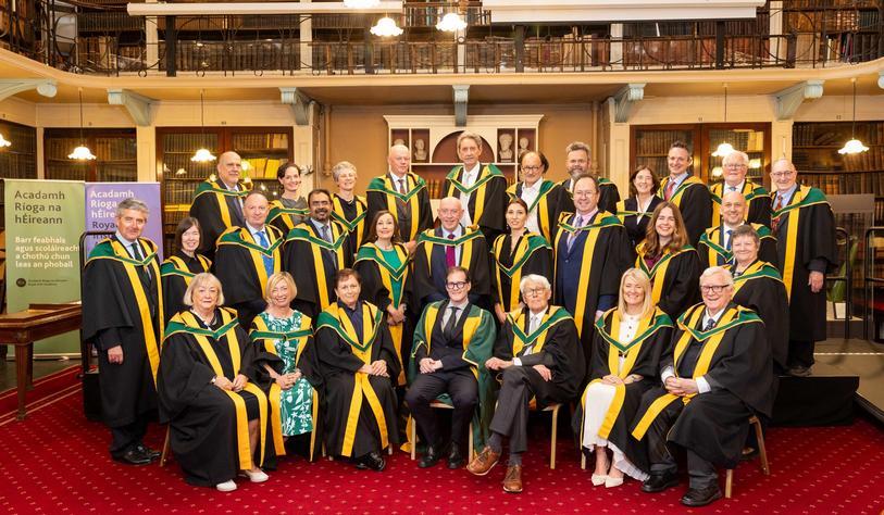 •	28 of the new members pictured with Professor Daniel Carey, President, Royal Irish Academy / 28 de na baill nua, in éineacht leis an tOllamh Daniel Carey, Uachtarán, Acadamh Ríoga na hÉireann.