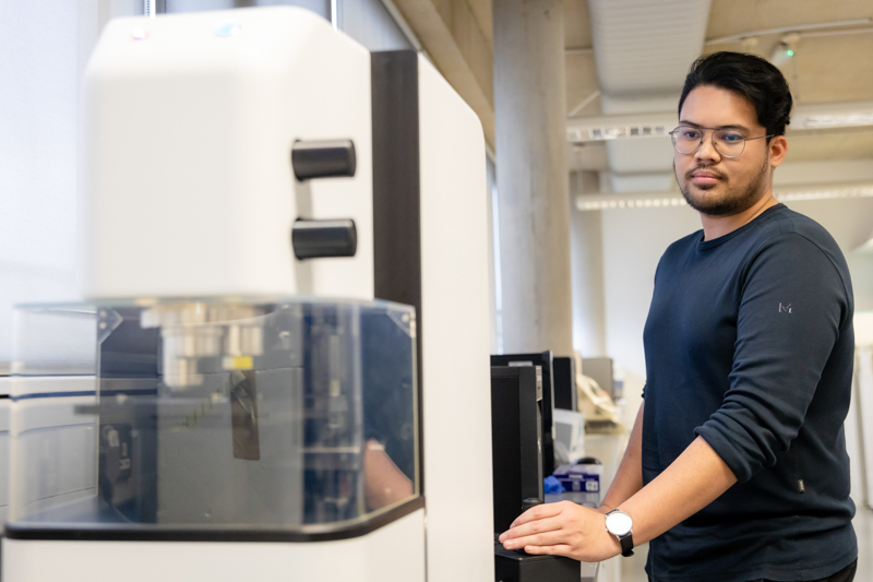 A student using a FTIR microscope